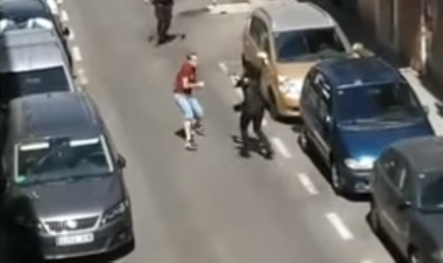 شاب يهاجم رجال الشرطة الإسبانية بسكين 