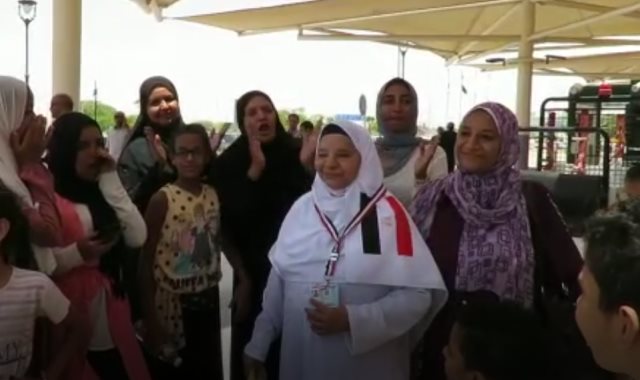  حجاج بيت الله يودعون ذويهم بمطار القاهرة
