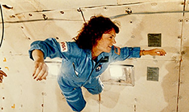 كريستا ماك أوليف أول مدنية أمريكية تسافر إلى الفضاء