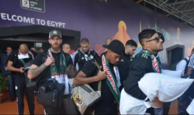  المنتخب الجزائري تغارد مطار القاهرة