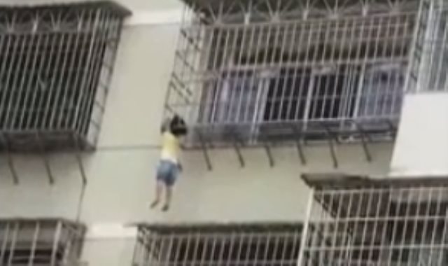إنقاذ طفلة فى الصين عُلقت بالهواء لمدة 10 دقائق