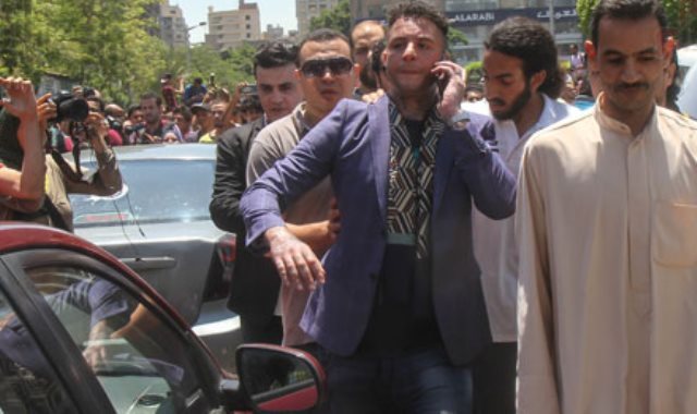 أحمد فاروق الفيشاوي أثناء الجنازة
