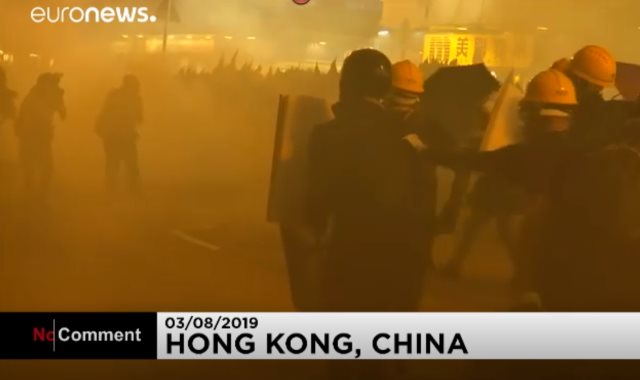 الشرطة تطلق الغاز المسيل للدموع فى هونج كونج