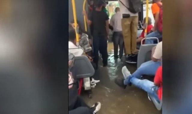 فيضانات بنيويورك تجبر ركاب حافلة على الجلوس رافعين أقدامهم