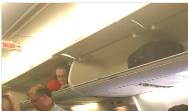 مضيفة طيران أمريكية تنام داخل صندوق حقائب الركاب