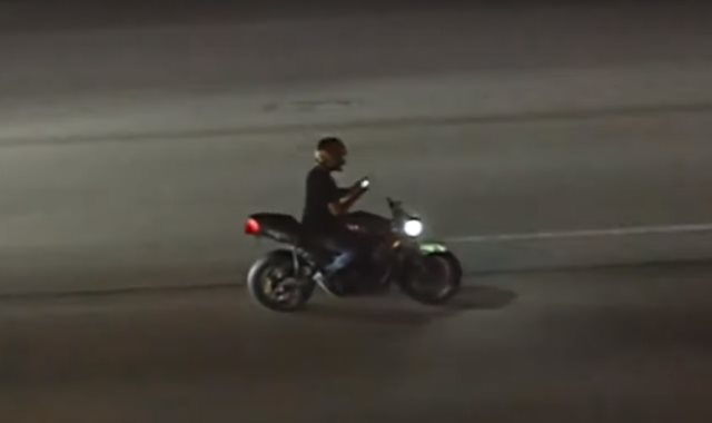 قائد الدراجة النارية أثناء مطاردة الشرطة