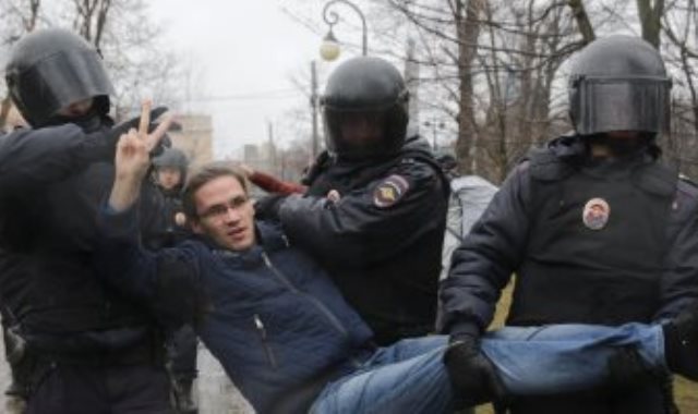 الشرطة الروسية تعتقل أحد المحتجين
