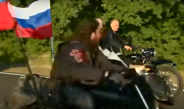 بوتين يقود دراجة نارية