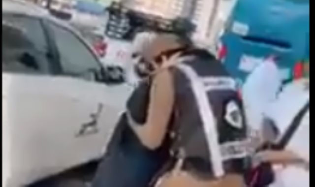 رجل أمن سعودي يؤدى التحية العسكرية لوالدته أثناء تأديتها مناسك الحج