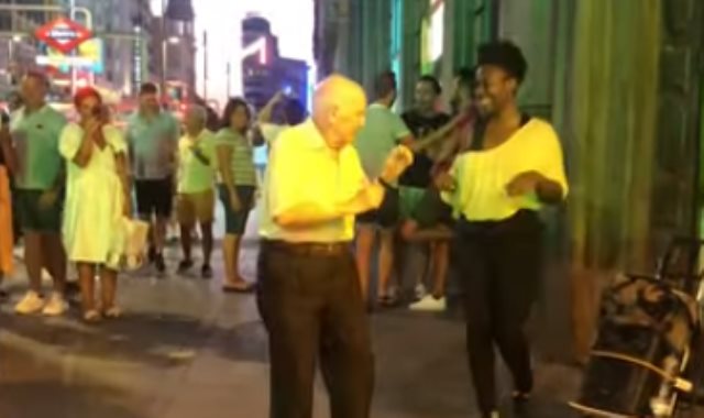 مسن يرقص بطريقة رائعة فى شوارع مدريد