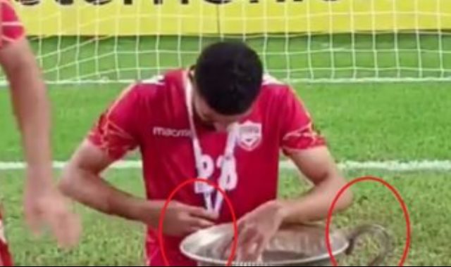 لاعب منتخب البحرين يمسك الكأس المكسور