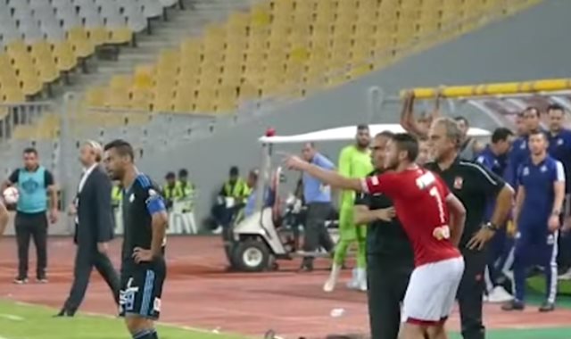 رمضان صبحي ينفعل على جهاد جريشة خلال مباراة الأهلي وبيراميدز
