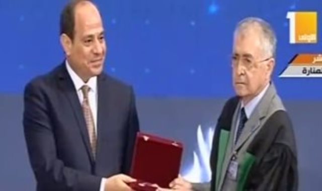 الرئيس السيسى يكرم عددا من العلماء الحاصلين على جوائز الدولة