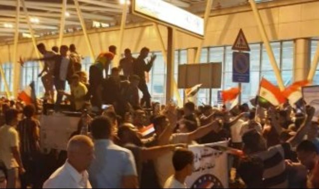 توافد الجماهير على مطار القاهرة