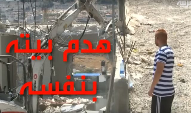أحد سكان القدس يهدم بيته