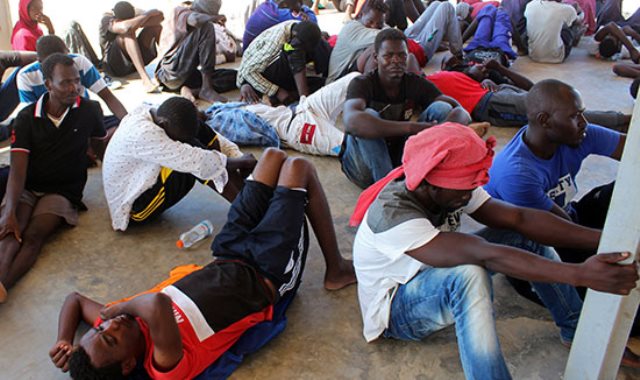 البحرية الليبية تنقذ مهاجرين