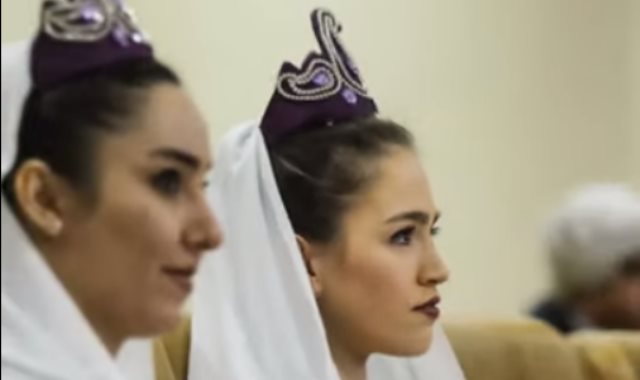 فتيات بدون حجاب فى لقاء للرئيس الإيراني