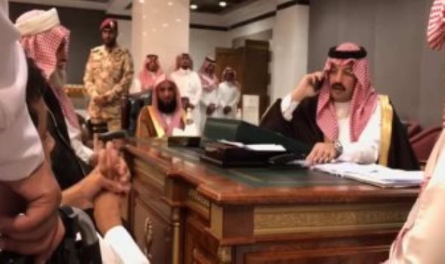 أمير سعودي يتكفل بجواز شاب معاق خلال 72 ساعة فيديو