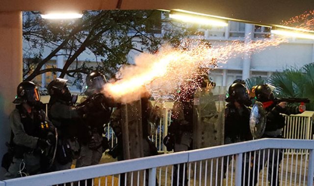 شرطة هونج كونج تطلق الغاز المسيل للدموع