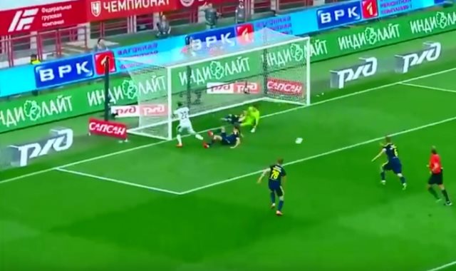 لاعب روسي ينقذ مرمى فريقه من هدف محقق 