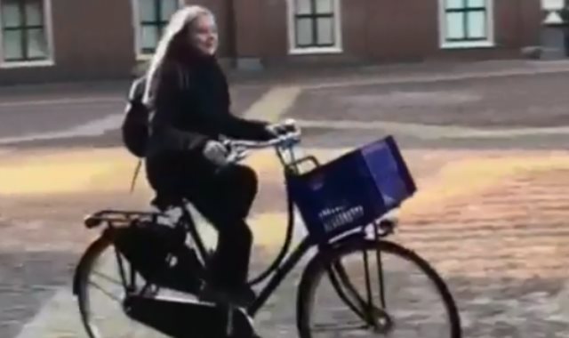 ابنة ملك هولندا أثناء عودتها من المدرسة على الدراجة