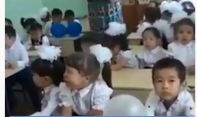 أطفال للمرة الأولى في المدرسة يملؤون الصف بضجيج بكائهم