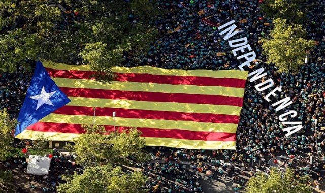 مئات الآلاف فى مسيرة ضخمة بكتالونيا