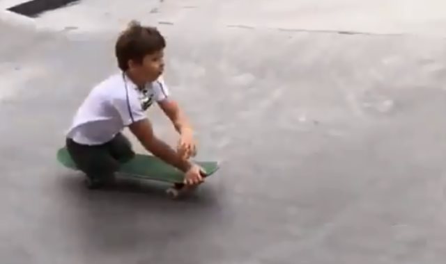 طفل روسى مبتور القدمين يحترف التزلج
