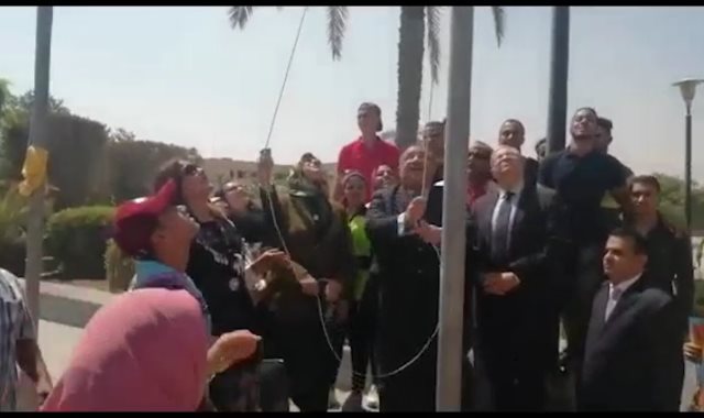 رئيس جامعة حلوان يرفع علم مصر