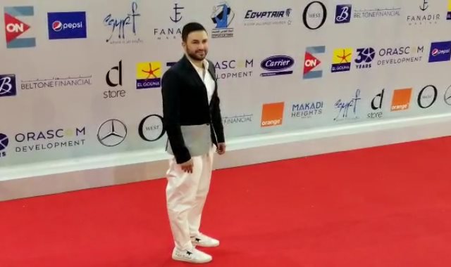 جاد شويري يرتدي حذاء يحمل عبارة "خدني ع بيروت" في عرض فيلم "ادم"