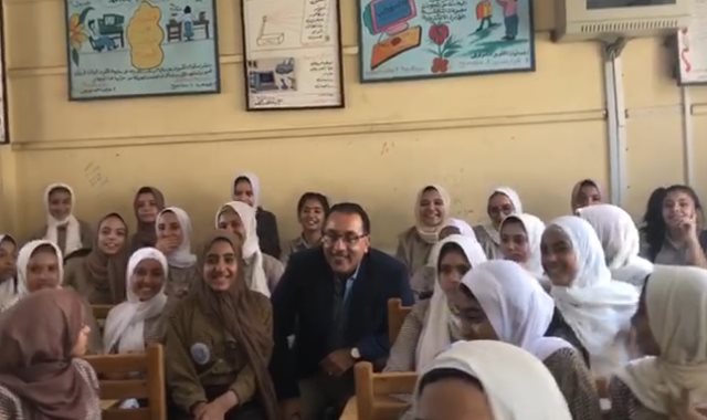  رئيس الوزراء يلتقط صور تذكارية مع طالبات بمدرسة فى بنى سويف