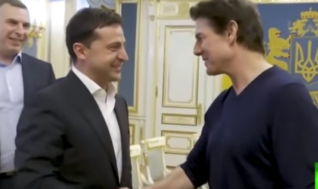 الرئيس الأوكراني يلتقي توم كروز