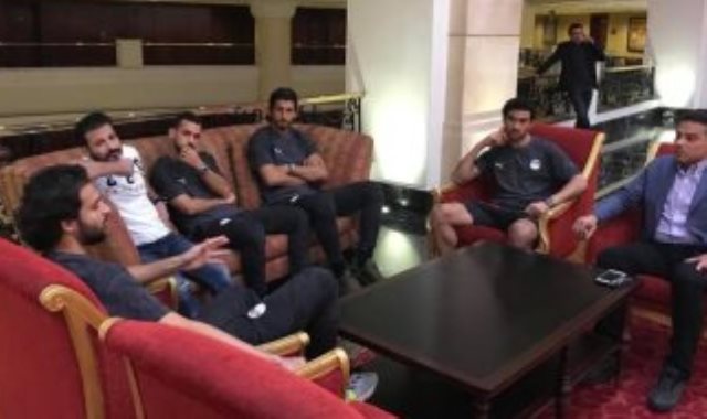 البدرى مع لاعبى منتخب مصر