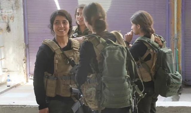 مقاتلون ومقاتلات أكراد