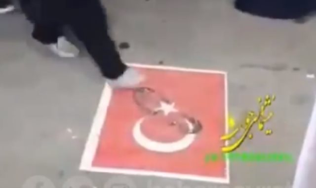 دهس علم تركيا فى إيران رفضا للعدوان التركي على سوريا