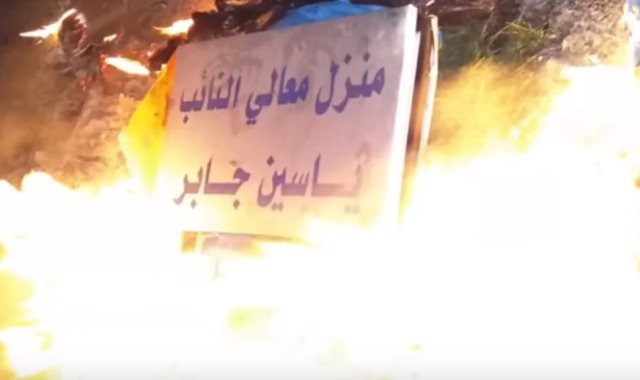 متظاهرون يستهدفون رموز حزب الله