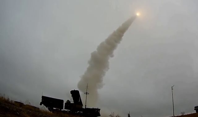 منظومة إس 400 تطلق صواريخها أثناء تدريبات في روسيا