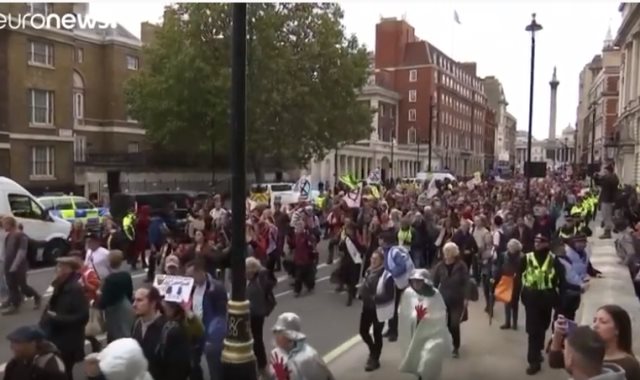 آلاف البريطانيين يخرجون في مسيرة وسط لندن رفضا للبريكست