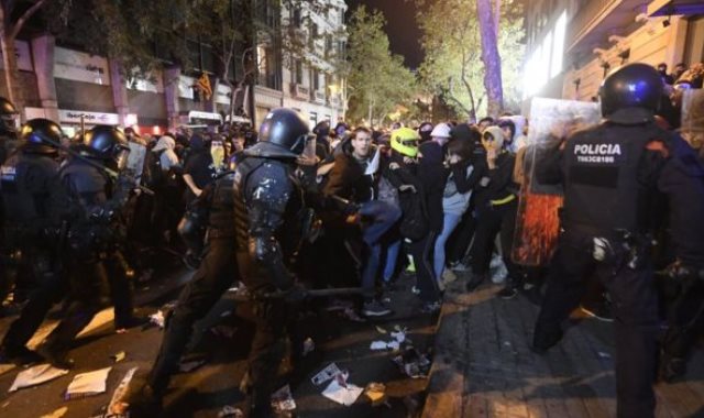 اشتباكات عنيفة بين الشرطة والمتظاهرين فى إقليم كتالونيا