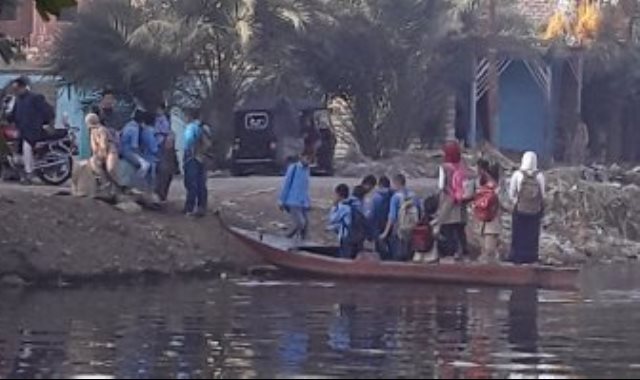  طلاب بالفيوم يعبرون بمركب قديم للذهاب لمدرستهم