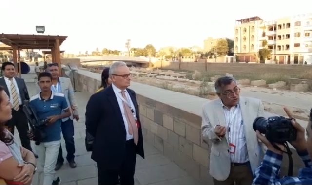 السفير الإيطالى بمصر يستمع لشرح حول خطة إحياء "طريق الكباش"