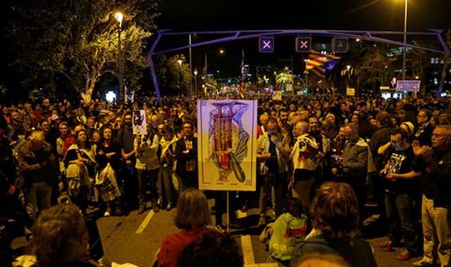 آلاف المحتجين يتظاهرون ضد زيارة ملك إسبانيا لبرشلونة