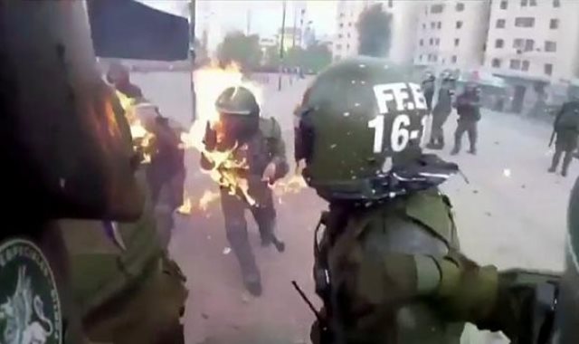 لحظة اشتعال النيران فى شرطيين بعد الهجوم عليهم بالمولوتوف فى تشيلي