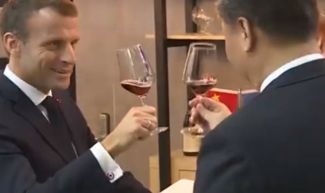 ماكرون وشي جين بينج يتذوقان النبيذ الفرنسي