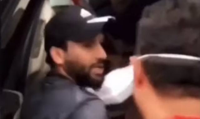 لاعب عراقى يوزع الطعام على المتظاهرين
