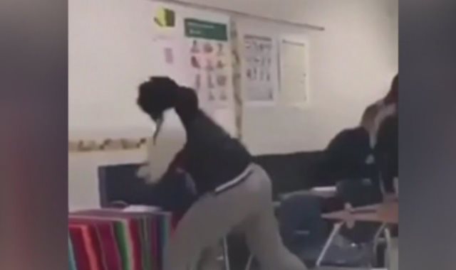 معلمة أمريكية تعتدى بوحشية على طالبة بمدرسة ثانوية فى تكساس 