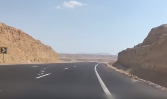 مواطن يوثق رحلته فى طريق (شرم الشيخ القاهرة) الجديد (فيديو)