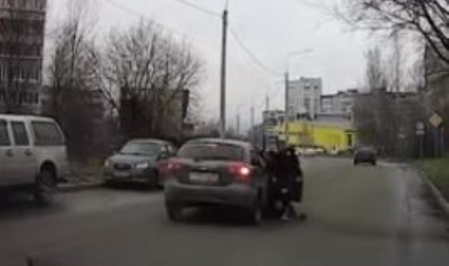 سقوط امرأة من سيارة