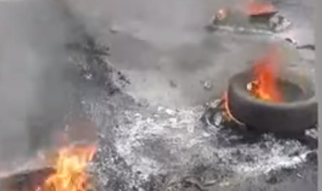 المحتجون يشعلون النيران ويقطعون الطرق