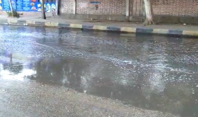 غرق شارع ميشيل باخوم فى الدقى بمياه الصرف الصحى
